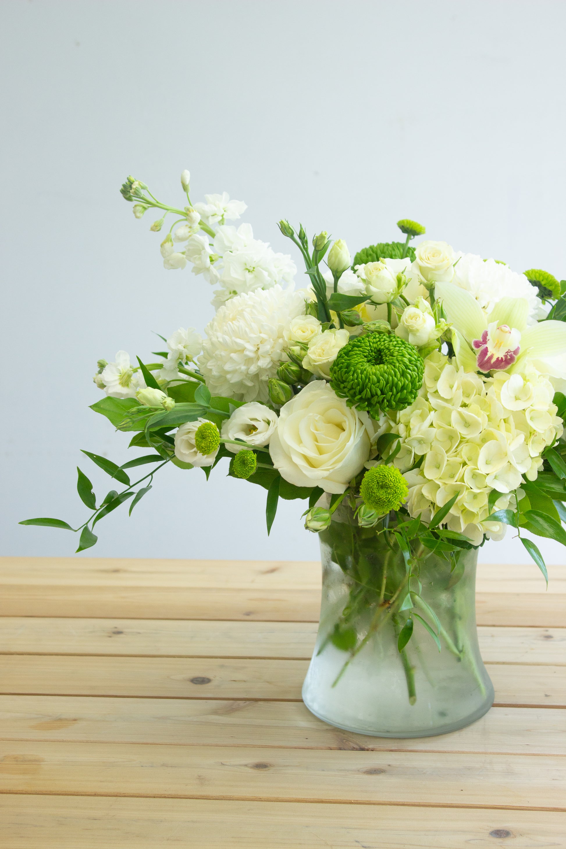 White floral arrangment. Photography by Vibeke Silverthorne, 2023